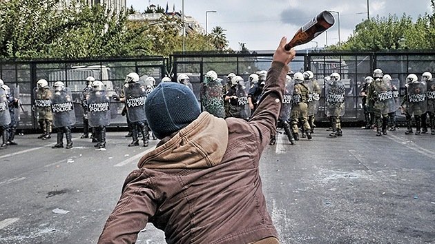 La Policía usa gas lacrimógeno contra los manifestantes griegos
