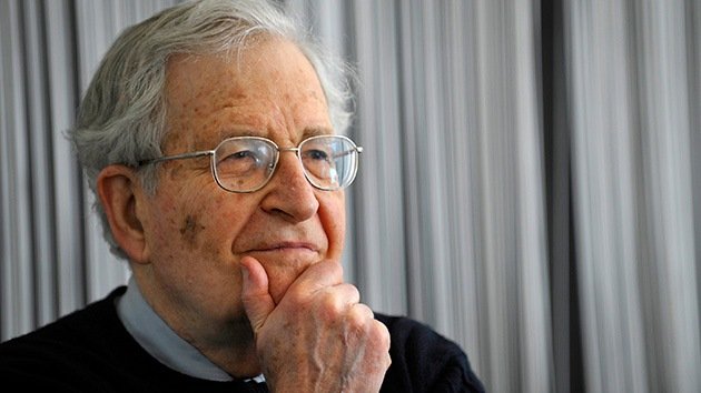 Chomsky: "EE.UU. no se comporta para nada como una democracia: es una plutocracia"