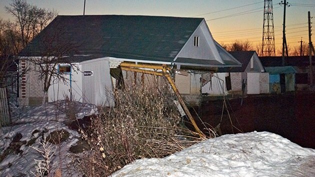 Fotos: Un pozo se traga tres casas en Rusia