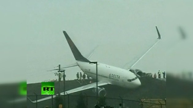 Video: un avión de Delta Airlines se sale de pista