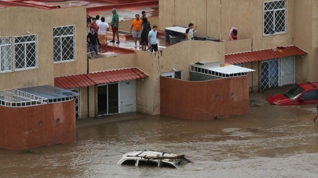 El paso del Huracán Manuel sumerge en el caos y en el lodo a un pueblo de México