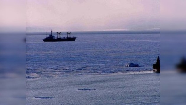 Evacuan a 11 pasajeros del buque varado en las aguas del mar de Ojotsk