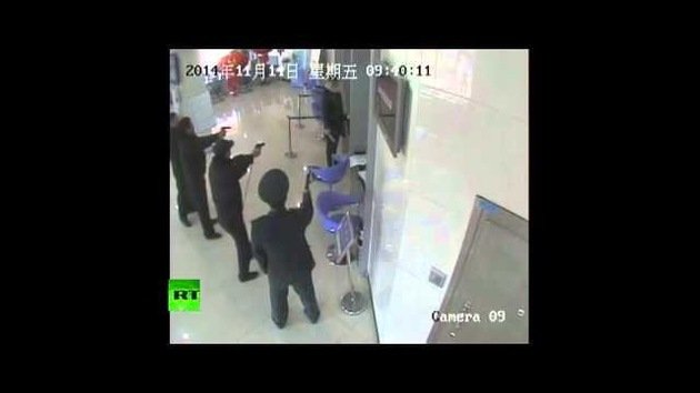 La Policía china inmoviliza a un ladrón armado