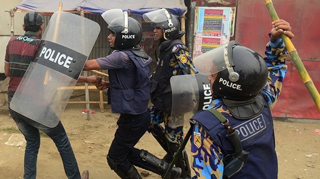 Vídeo, fotos: Varios muertos y decenas de heridos durante una protesta en Bangladesh