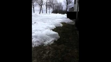 EE.UU.: Un lago 'empuja' un glaciar contra unas casas