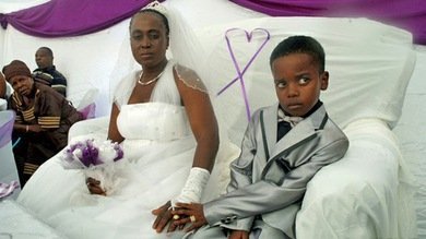 Sudáfrica: Un niño de ocho años se casa con una mujer de 61 'animado' por un ancestro