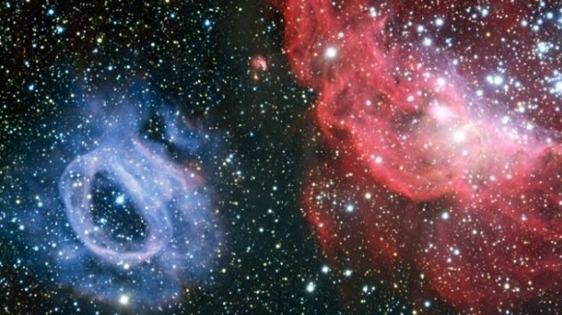 Video: Nubes cósmicas rojas y azules 'bailan' en una galaxia vecina