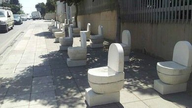 Un chipriota esculpe y expone inodoros como símbolo de la crisis del euro