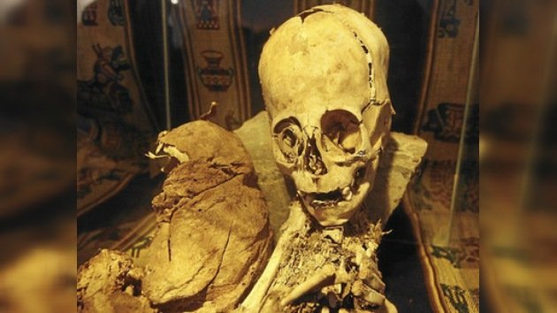 Perú desenvuelve el misterio de la momia 'alienígena'