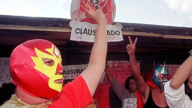 Videos: Superbarrio y otros superhéroes reales dan la cara en las calles de México