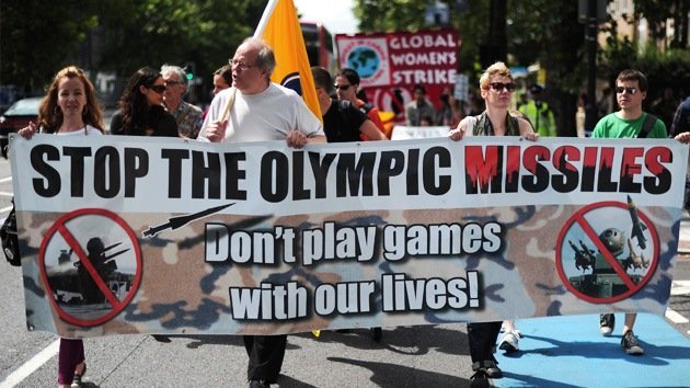 FOTOS: protestas en Londres contra los 'juegos capitalistas' y los 'misiles olímpicos'