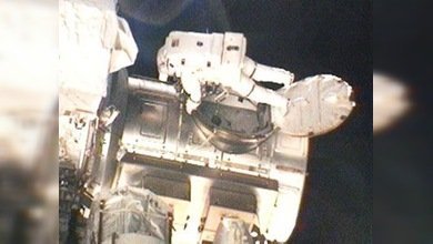 Dos astronautas del Discovery realizan hoy su primera caminata espacial