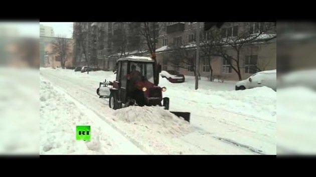 Fuertes nevadas paralizan Rusia y Ucrania