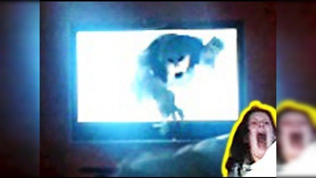 Un joven decidió despertar a su novia con un fantasma saliendo de la TV