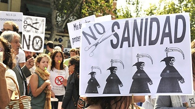 Inmigrantes españoles protestan la reforma que "los condena a morir lentamente"