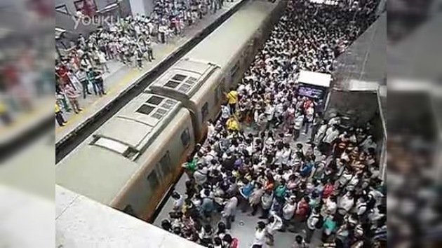 Deje de quejarse por la hora punta: el vídeo de una estampida en el metro de Pekín