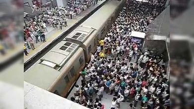 Deje de quejarse por la hora punta: el vídeo de una estampida en el metro de Pekín