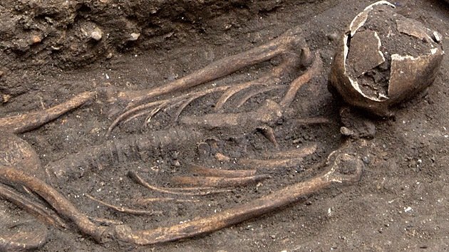 Revelan el misterio de los 25 esqueletos desenterrados bajo una plaza de Londres