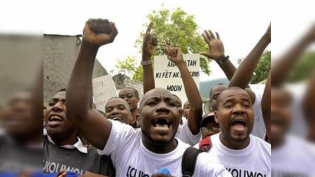 Un grupo de manifestantes protesta frente a la sede de la ONU en Haití