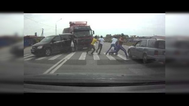 FUERTES IMÁGENES: Un camión embiste a un grupo de peatones en Rusia