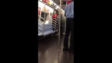 La Policía de Nueva York arresta violentamente a un hombre "por dormir de camino al trabajo"