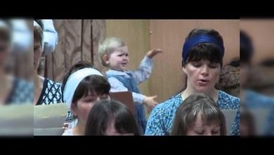 Una niña dirige un coro como los mejores directores del mundo