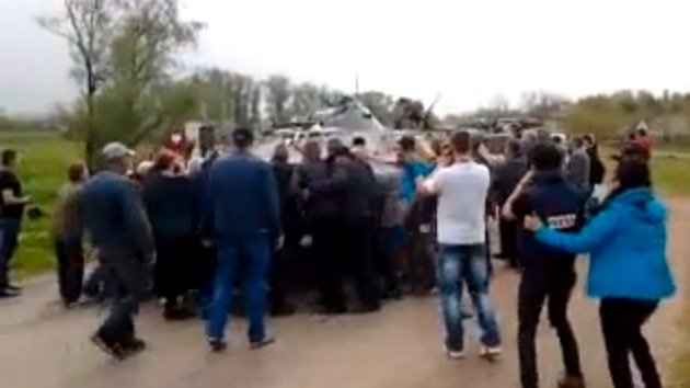 Los vecinos de Slaviansk forman un escudo humano para bloquear el paso a vehículos blindados