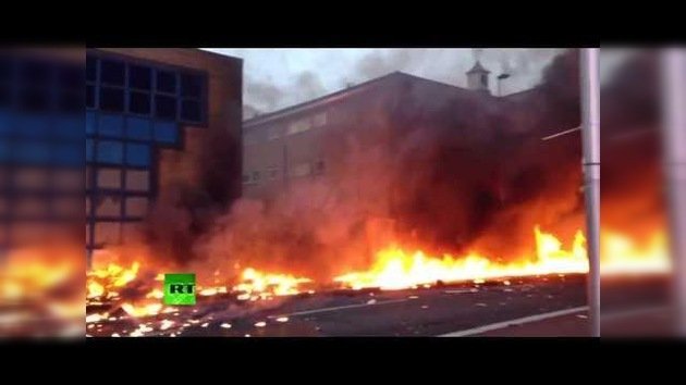 Primeras imágenes: Cae un helicóptero en el centro de Londres
