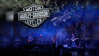 Miles de cubanos disfrutan de gran evento de rock en un teatro de La Habana