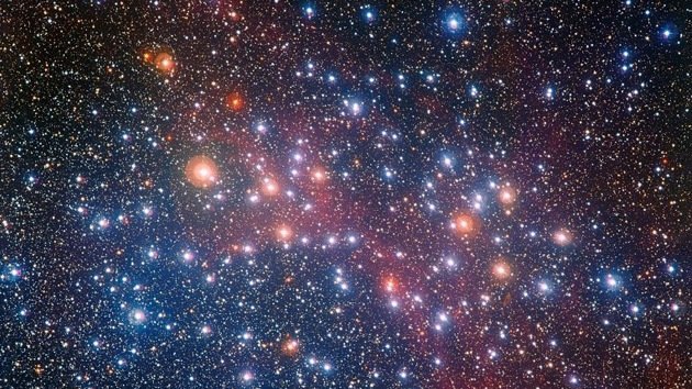 Captan espectacular imagen de uno de los cúmulos de estrellas más brillantes