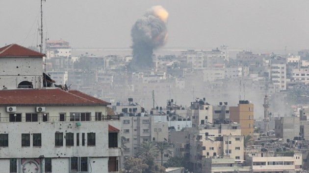 Un ataque captado por las cámaras: bombardeo israelí destruye residencia en Gaza