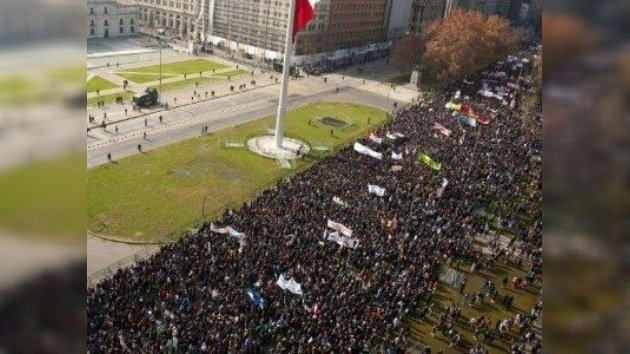 Jóvenes chilenos exigen una enseñanza que no les haga endeudarse