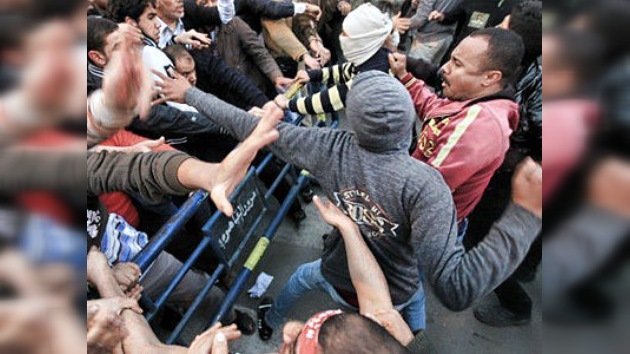 El Cairo: Hermanos Musulmanes apedrean a manifestantes