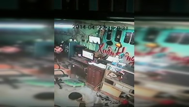 Doble carga: un hombre se electrocuta al intentar cargar su celular