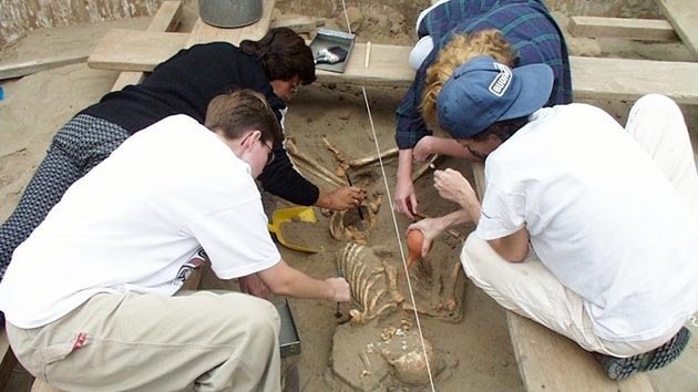 Hallan esqueletos de niños sacrificados hace 600 años en Perú