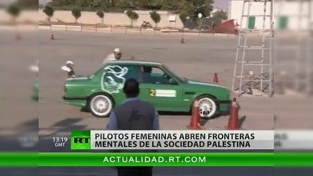 Mujeres palestinas que vuelan en coches de carrera