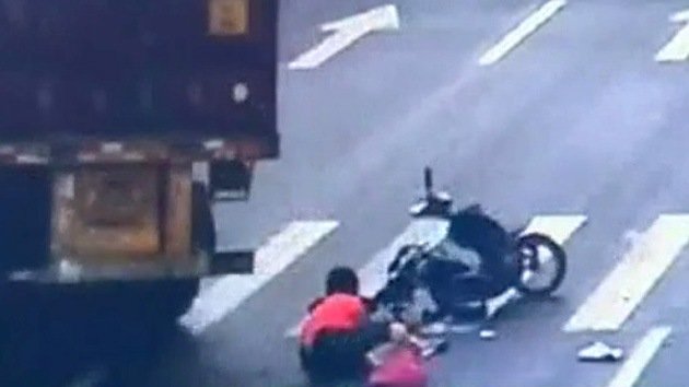 VIDEO: impactante choque entre un camión y una motociclista en China