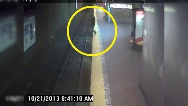 Una chica sonámbula cae a la vía del metro de Boston