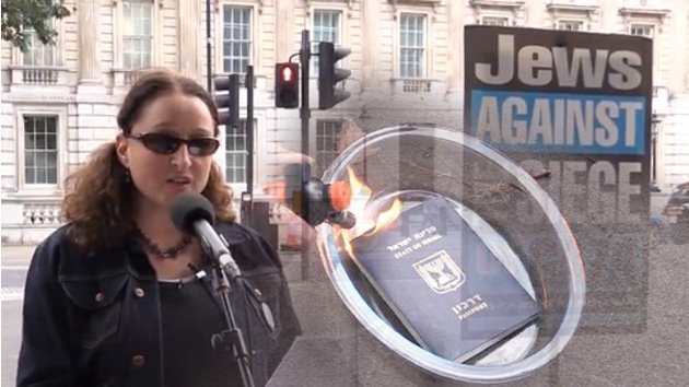 Video: Una mujer quema su pasaporte israelí en Londres por el operativo en Gaza