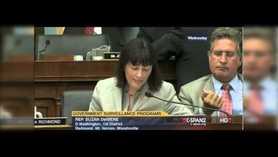 Un congresista se saca mugre del oído y se la come en vivo