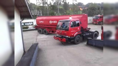 Un enorme camión se gira en el menor espacio posible