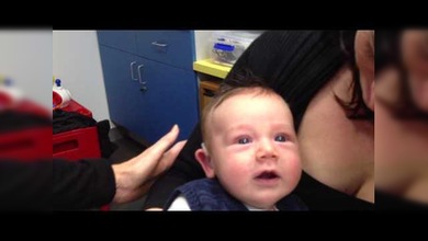 Conmovedora reacción de un bebé sordo al escuchar a sus padres por primera vez