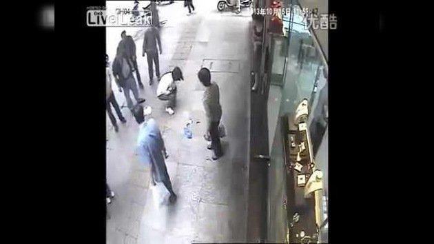 China: Mujer agredida brutalmente por una ladrona