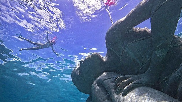 Fotos: La 'escultórica' mujer que sostiene el océano