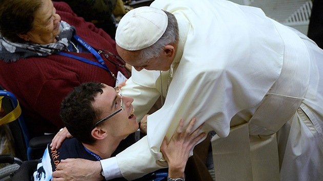 Fotos: El papa reparte abrazos entre cientos de enfermos e inválidos en silla de ruedas