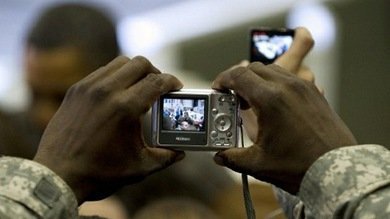 La OTAN prohíbe a sus tropas disparar... fotos