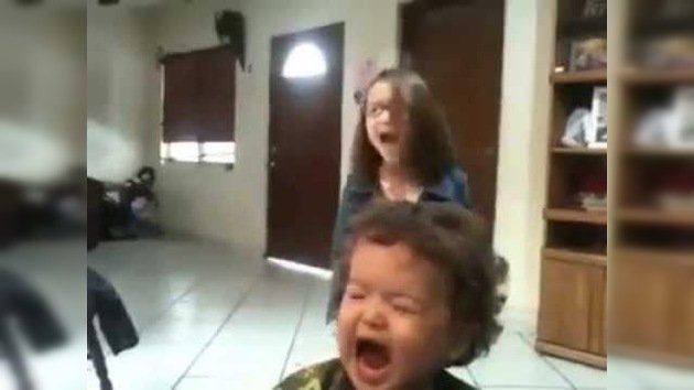 Niños cantan una balada con mucho sentimiento