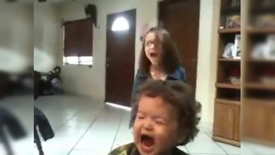 Niños cantan una balada con mucho sentimiento