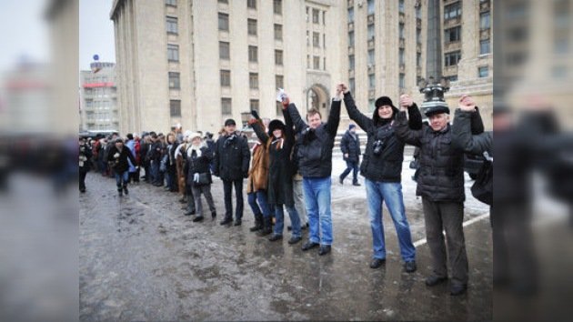 Movilización política en Moscú: 'Un gran círculo blanco' eclipsado por el 'amor' de Putin