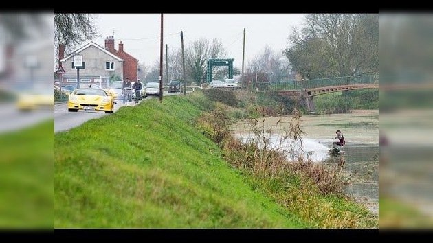 ¿Puede un Ferrari sustituir a un yate en una sesión de esquí acuático?